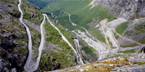 Cung đường Trollstigen ở Nauy vừa hẹp và dốc, nhưng cho du khách cơ hội ngắm cảnh thác Stigfossen tuyệt đẹp.