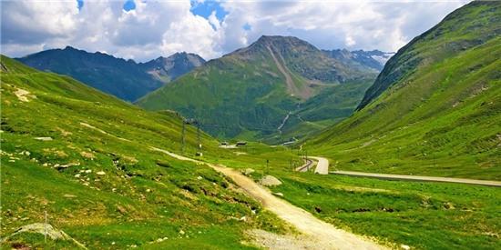 Đèo Oberalp ở Thụy Sỹ chạy qua dãy núi Alps, nằm ở độ cao 2.044 m so với mực nước biển. Con đường chỉ mở vào mùa hè, còn vào mùa đông du khách phải đi bằng tàu.