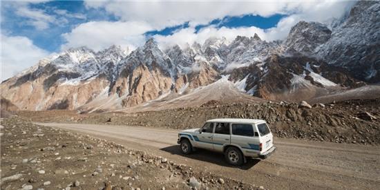 Đường cao tốc Harakorum là một trong những con đường cao nhất thế giới. Đường chạy qua dãy Karakoram, nối Pakistan và Trung Quốc.