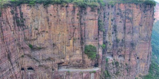 Đường hầm qua núi Quách Lượng ở tỉnh Hà Nam, Trung Quốc dài 1,3 km, rộng 3,6 m, được coi là một trong những cung đường tử thần trên thế giới. 