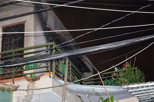  Ngọn lửa bùng cháy trên tầng 2 của căn nhà nằm trong dãy nhà liền kề trên đường Lê Văn Lương vào tối qua. 