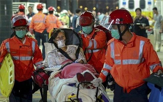 Hong Kong: Tàu cao tốc đâm vật thể lạ, 121 người bị thương