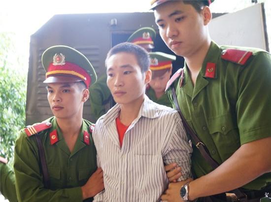 7h40, nghi phạm gây thảm án ở Yên Bái được đưa đến khu vực xử án trên chiếc xe thùng đặc chủng. Nhiều cảnh sát bảo vệ nghiêm ngặt bị cáo 26 tuổi.
