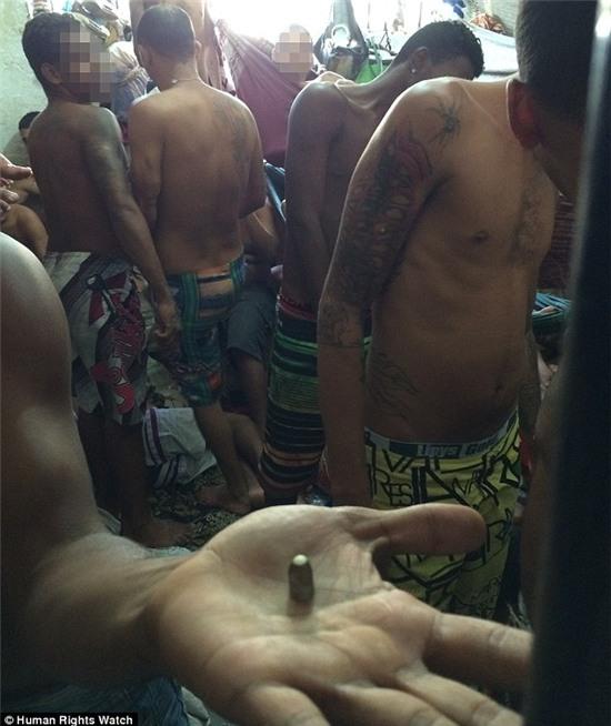  Một tù nhân ở Pernambuco cầm đầu đạn sau khi tay chân của chaveiros bắn người. 