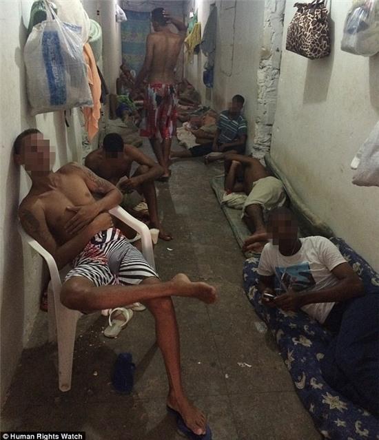  Những tù nhân không có tiền thuê buồng riêng thì nằm dọc hành lang. 