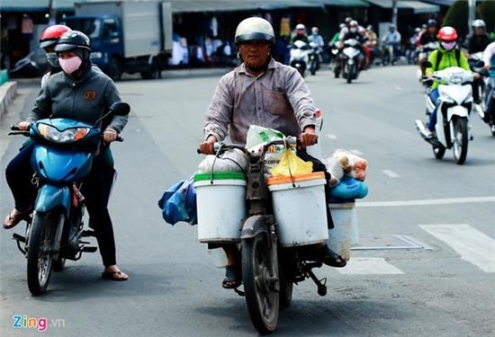 Xe cà tàng vẫn tung hoành khắp Sài Gòn