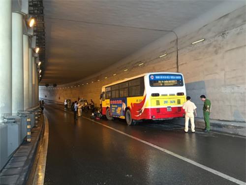 Hà Nội: Xe buýt húc đổ loạt xe máy dưới hầm Kim Liên - 4