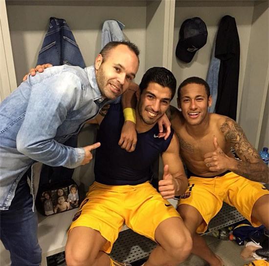 Iniesta chụp ảnh bên hai đồng đội Suarez và Neymar, bộ đôi ghi bàn thắng giúp Barca thắng Getafe 2-0 hôm qua.