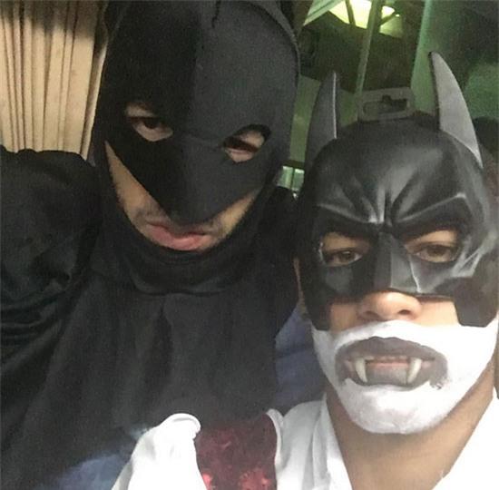 Neymar và con trai hóa trang thành Batman trong ngày Halloween.