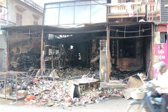 Hiện trường vụ cháy khiến 3 cửa hàng bị thiêu rụi lúc nửa đêm