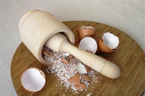  Có thể pha bột vỏ trứng vào nước, cho thêm một vài lát chanh để tạo hương vị rồi uống. 