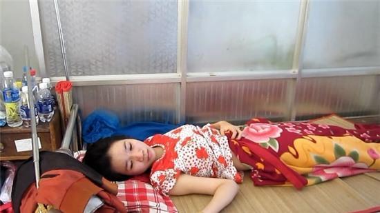 Nữ công nhân đang còn nằm điều trị tại bệnh viện. Ảnh Minh Anh