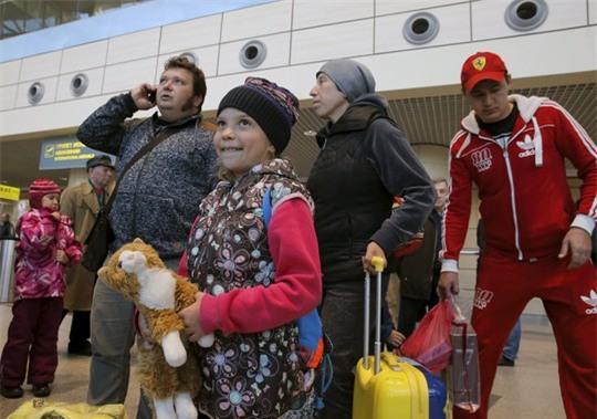 Du khách Nga từ Ai Cập về đến Moscow hôm 7-11 Ảnh: REUTERS
