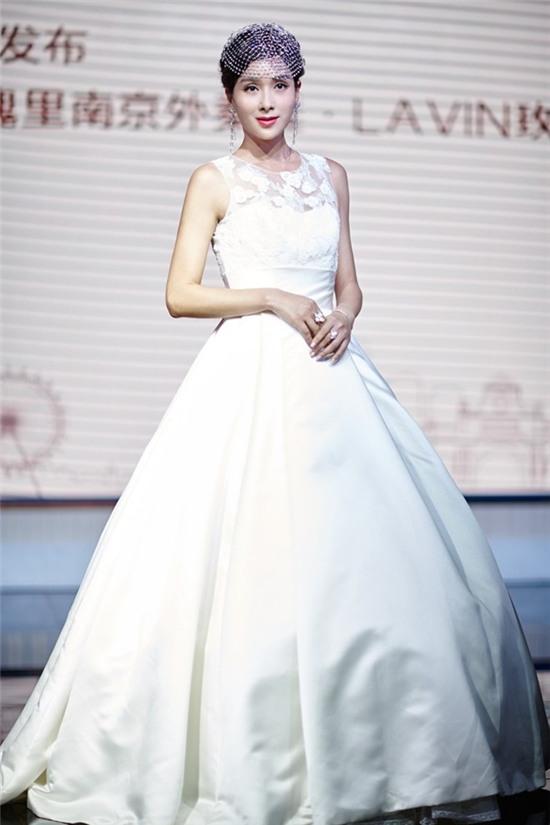Dương Cung Như trong sự kiện vào ngày 7/11. Hiện, cô chỉ tham gia vài sự kiện thời trang và góp mặt trong một số vai nhỏ trên truyền hình.