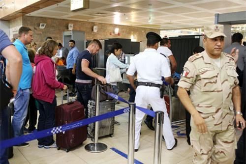 Hành khách Nga tại sân bay Sharm el-Sheikh Ảnh: Reuters