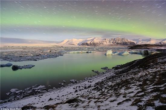 Những đỉnh núi tuyết phủ trắng xóa, những hồ băng ngoạn mục, các dòng sông băng cùng ánh cực quang lung linh là cảnh đẹp ở Iceland mà du khách không cần đến chỉnh sửa hình ảnh.