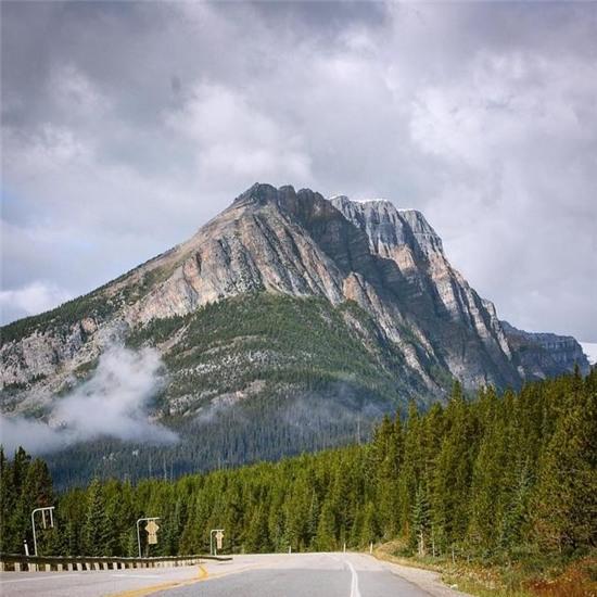 Những đồi thông, dãy núi đá ở Canada đủ làm siêu lòng du khách mê chụp ảnh.