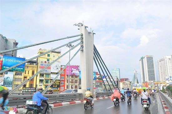 3 camera giao thông được lắp đặt trên cầu vượt Ngã Tư Sở. Ảnh: Hoàn Nguyễn.