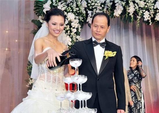 Huỳnh Thanh Tuyền kết hôn khi sự nghiệp đang sáng giá, cô từ chối những cơ hội đi thi quốc tế để yên phận gia đình