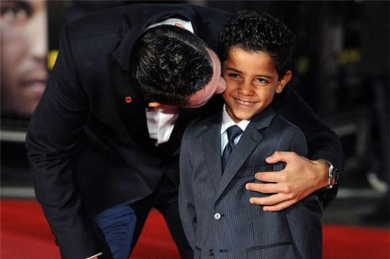 C. Ronaldo tự tin nuôi dạy con dù là ông bố đơn thân. Ảnh: Mirror.