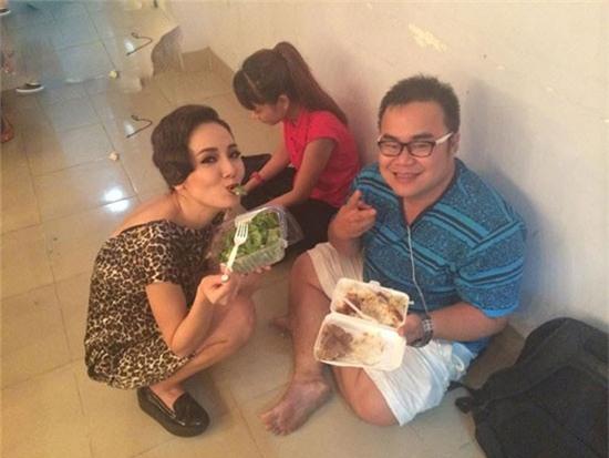 Sao Việt ăn, ngủ tạm bợ khiến fan xót xa
