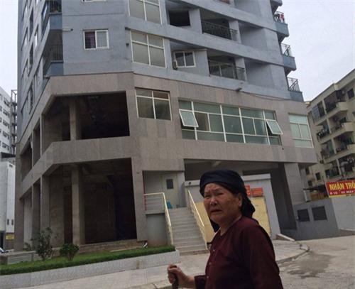 Hà Nội: Bé 6 tuổi rơi từ ban công tầng 22 chung cư Xuân Đỉnh - 2