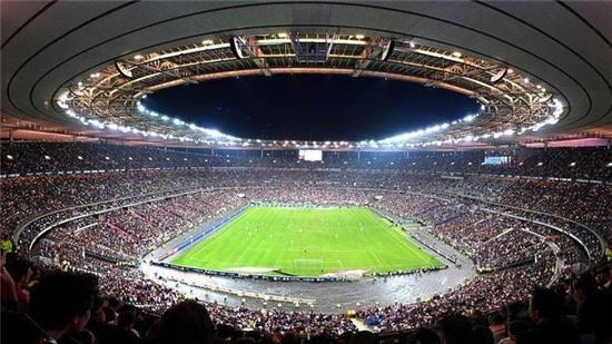 Sân vận động Stade de France: Đây là sân vận động quốc gia của Pháp, nằm ở phía bắc của thành phố Paris. Với số ghế lên tới 81.338 ghế, Stade de France là sân vận động lớn thứ 5 châu Âu. Ảnh: Deporadictos.