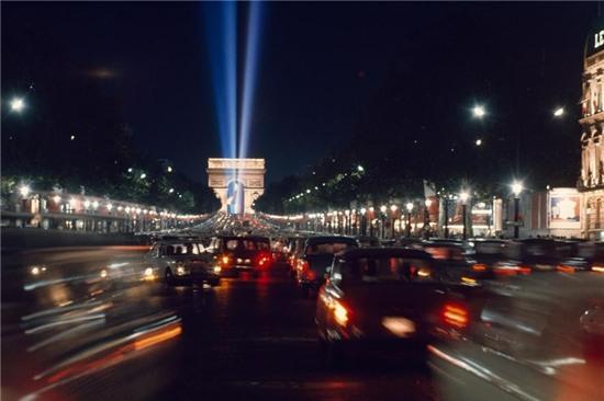Những ánh đèn pha ô tô trên đường phố Paris tạo nên một bữa tiệc lung linh.