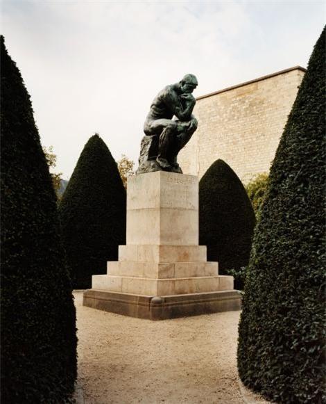 Bức tượng người đàn ông ngồi suy tư nổi bật bên trong Bảo tàng Rodin.