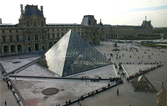 Bảo tàng Louvre vào năm 2005.