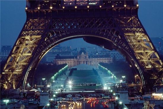 Tháp Eiffel, hiện thân của sự tinh tế, thanh lịch giữa lòng thủ đô.