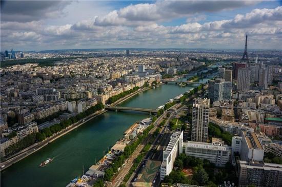 Sông Seine êm đềm chảy trong lòng thành phố dẫn tới chân tháp Eiffel.