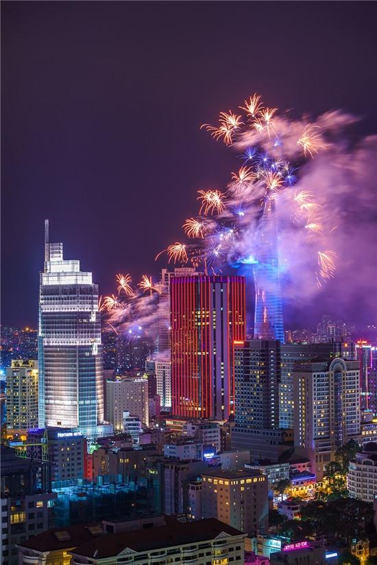 Bắn pháo hoa chào đón năm mới trên tháp Bitexco ở TP HCM. JetHuynh/Picfair.