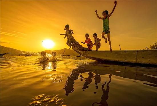Trẻ em và mùa hè ở đầm Lập An (gần biển Lăng Cô), Thừa Thiên-Huế. Phạm Tỵ/Picfair.
