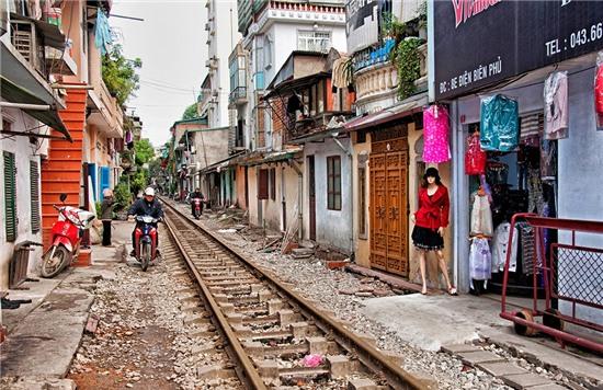 Đường tàu chạy qua một khu dân cư ở Hà Nội. Ảnh: Wilfred Seefeld/Picfair.
