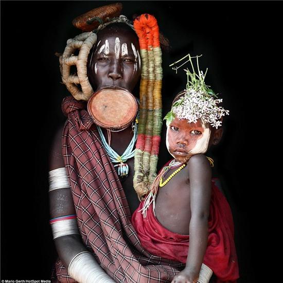 Phụ nữ thuộc bộ tộc Muri đeo các đĩa gốm lớn ở vành môi, biểu tượng của vẻ đẹp, và tự chế màu vẽ cơ thể từ những nguyên liệu thiên nhiên như đá phấn và đất. 