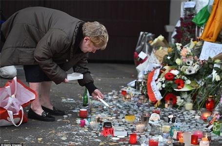 Rất nhiều hoa và nến đã được đặt trên lề đường ở gần nhà hát Bataclan để tưởng niệm các nạn nhân.