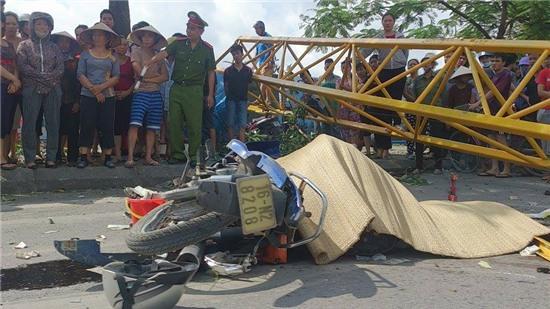Do vị trí công trình thi công nằm sát mặt đường Lê Hồng Phong, quận Ngô Quyền nên khi cánh tay cẩu đổ xuống đã đè trúng 2 người đi xe máy khiến 1 người đàn ông tử vong tại chỗ. 