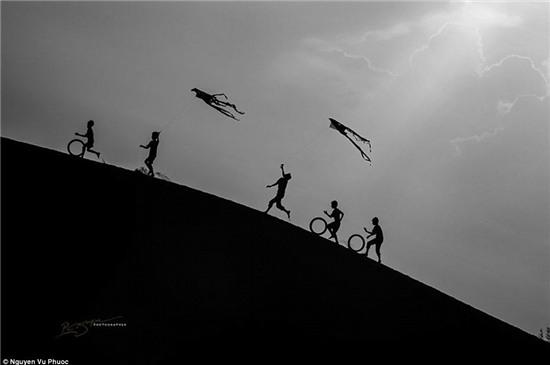 Bức ảnh đen trắng mang tên “Champa Kids on the Dunes” mô tả sống động những em nhỏ Champa đang vui chơi, thả diều.