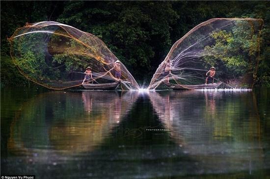 Bức ảnh mô tả tốc độ và kỹ năng đánh bắt cá truyền thống của người Việt mang tên “Double Vision Fishin” cũng xuất hiện trên phim ảnh.