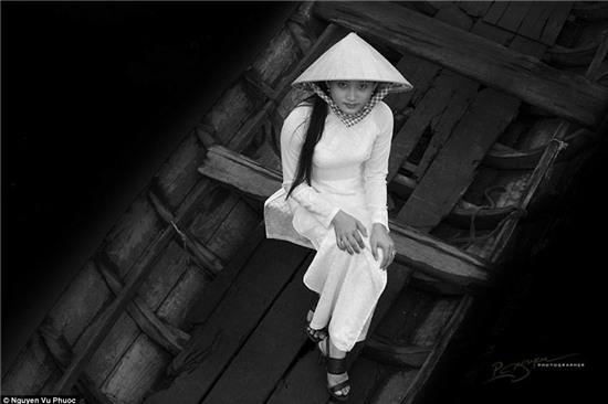 Bức ảnh mang tên High School Girl in Mekong Taxi tuy đơn giản nhưng vô cùng ấn tượng, tác giả đã tìm thấy vẻ đẹp trong những thứ rất đời thường.