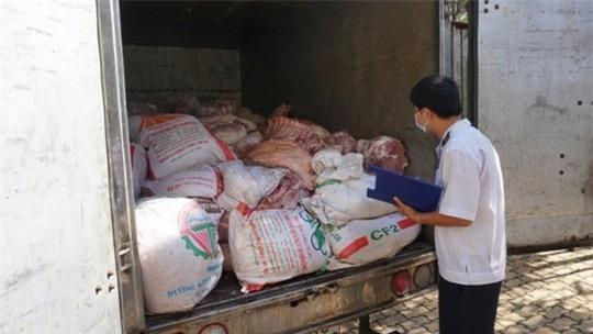  Xe chở thịt heo bị bắt giữ khi chuẩn bị phân phối thịt vào chợ công nhân 
