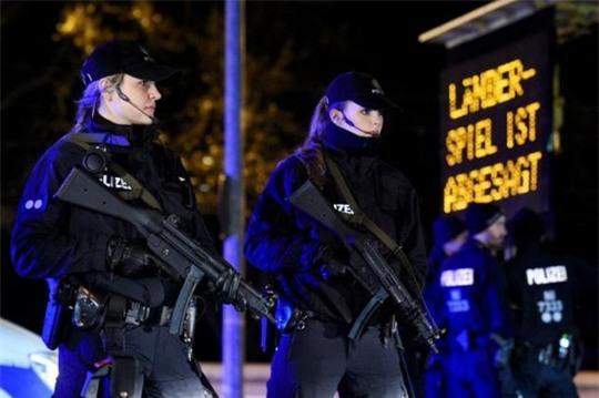 Cảnh sát vũ trang Đức canh phòng bên ngoài sân vận động Hanover. Ảnh: REUTERS