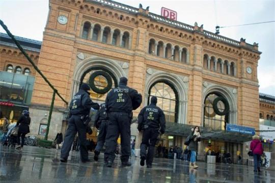 Cảnh sát tuần tra tại nhà ga xe lửa ở thành phố Hanover hôm 18-11. Ảnh: REUTERS