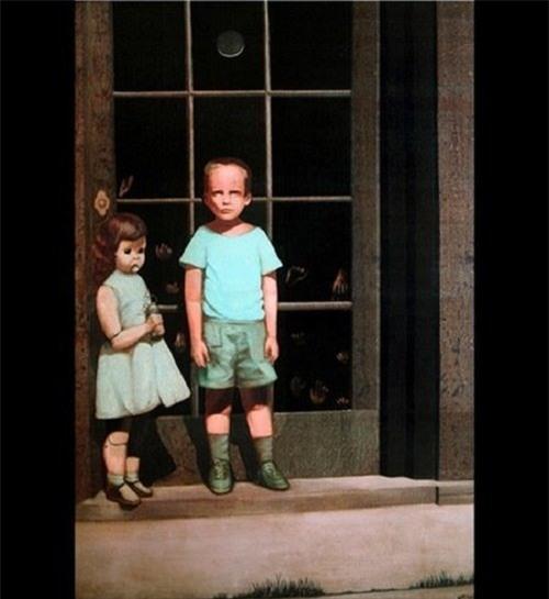  Bức tranh vẽ một cậu bé đứng cạnh một con búp bê đáng sợ, cùng nhiều bàn tay đằng sau. 