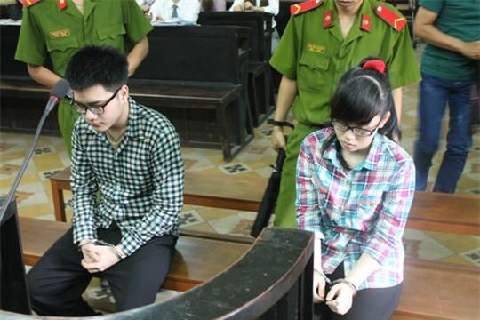  Bị cáo Duy và Linh tại phiên tòa 