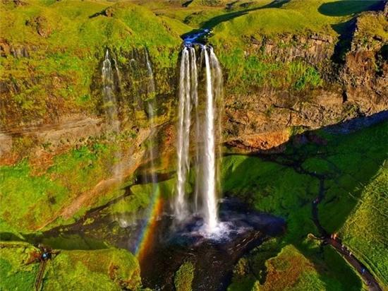 Thác Cầu vồng, Seljalandsfoss, Iceland: Iceland chính là điểm đến phổ biến quanh năm của những nhiếp ảnh gia muốn chụp hình bằng camera bay.