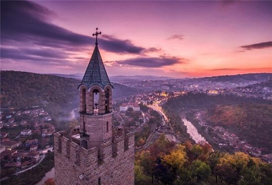 Veliko Tarnovo, Bulgaria: Nơi đây từng là cố đô của Bulgaria, nổi tiếng với vẻ đẹp độc đáo, đóng vài trò quan trọng trong lịch sử của nước này.