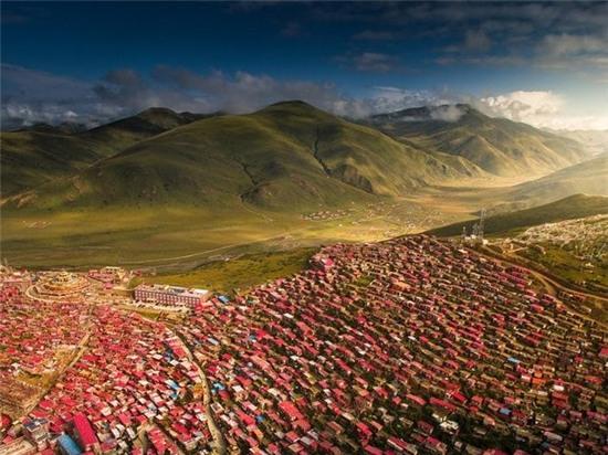 Sắc Đạt, Tứ Xuyên, Trung Quốc: Một thiên đường nơi mặt đất, với núi non trùng điệp, hùng vĩ.