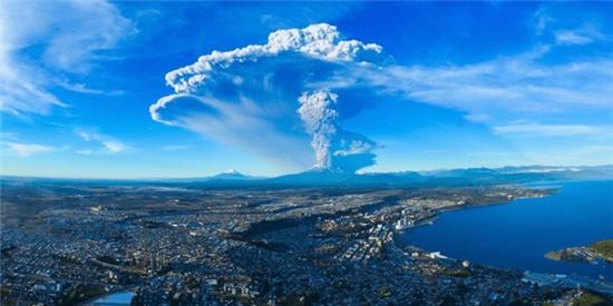 Puerto Montt, Chile: Núi lửa Calbuco phun trào ở miền Nam Chile. Núi lửa này hoạt động trở lại ngày 30/4/2015 sau khi phun nham thạch lần thứ 3 kể từ khi “thức giấc” trước đó 1 tuần.